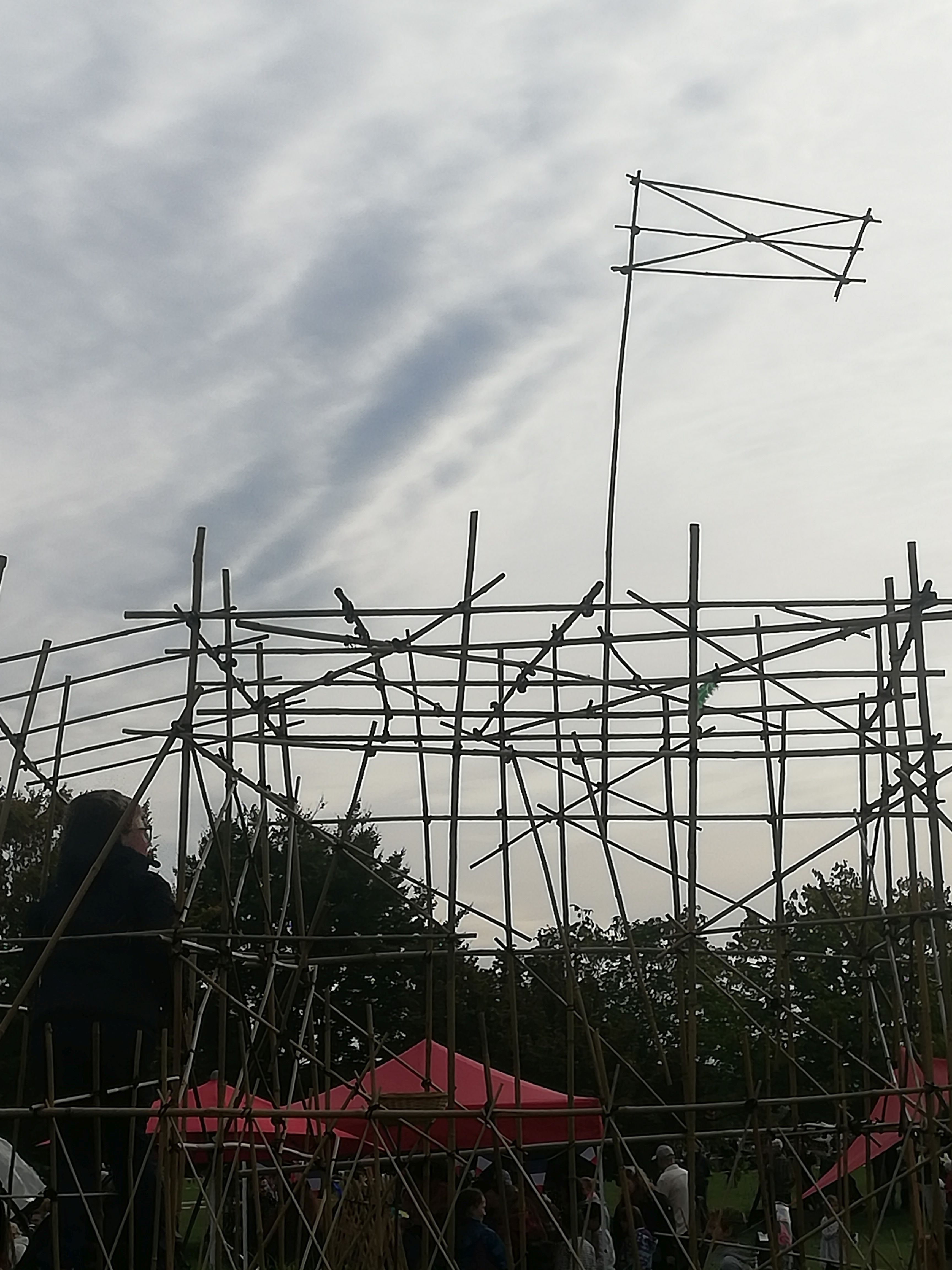 Eine Konstruktion aus Bambusstäben auf dem Familienfest und Drachenfest in Ostfildern